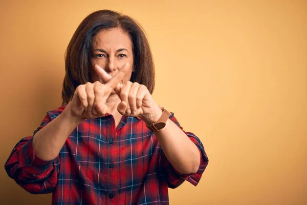 Mulher Bonita Meia Idade Vestindo Camisa Casual Sobre Fundo Amarelo — Fotografia de Stock