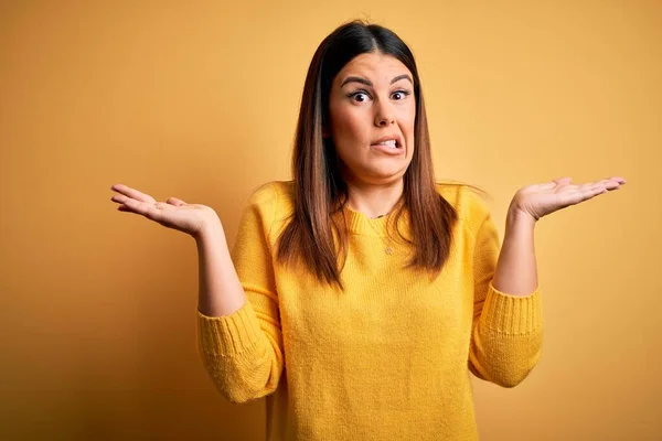 Jovem Mulher Bonita Vestindo Camisola Casual Sobre Amarelo Isolado Fundo — Fotografia de Stock