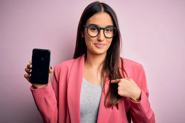 Jovem Bela Mulher Morena Usando Óculos Segurando Smartphone Mostrando Tela — Fotografia de Stock