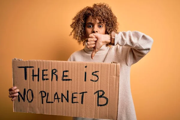 Afroamerikanische Aktivistin Fordert Umwelt Mit Banner Mit Planetenbotschaft Mit Wütendem — Stockfoto