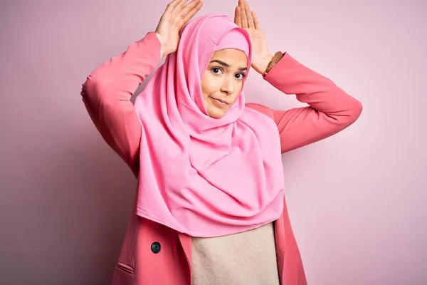 Νεαρό Όμορφο Κορίτσι Που Φοράει Muslim Χιτζάμπ Στέκεται Πάνω Από — Φωτογραφία Αρχείου