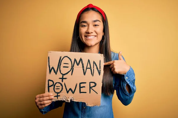 Schöne Aktivistin Asiatische Frau Fordert Frauenrechte Hält Banner Mit Machtbotschaft — Stockfoto