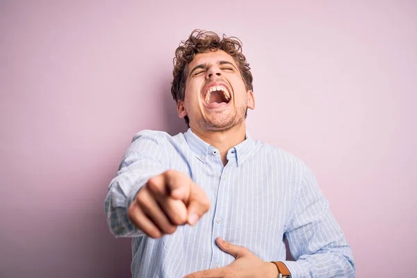 Ung Blond Stilig Man Med Lockigt Hår Bär Randig Skjorta — Stockfoto