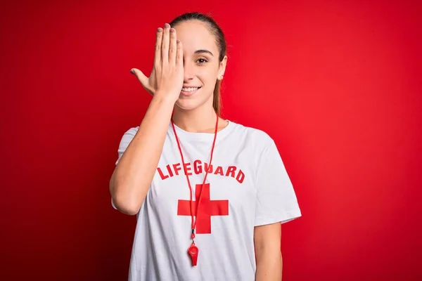 Mujer Salvavidas Hermosa Usando Camiseta Con Cruz Roja Usando Silbato —  Fotos de Stock