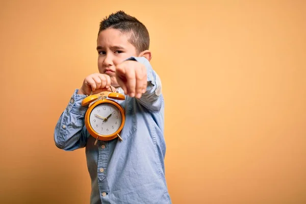 Niño Pequeño Sosteniendo Clásico Reloj Despertador Campana Sobre Fondo Amarillo — Foto de Stock