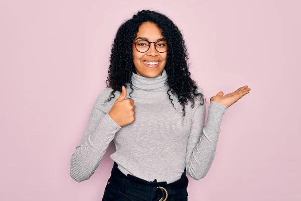 Jonge Afrikaans Amerikaanse Vrouw Draagt Coltrui Bril Roze Achtergrond Toont — Stockfoto