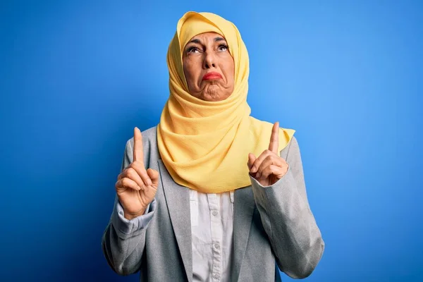 Středního Věku Brunetka Obchodní Žena Sobě Muslim Tradiční Hidžáb Přes — Stock fotografie
