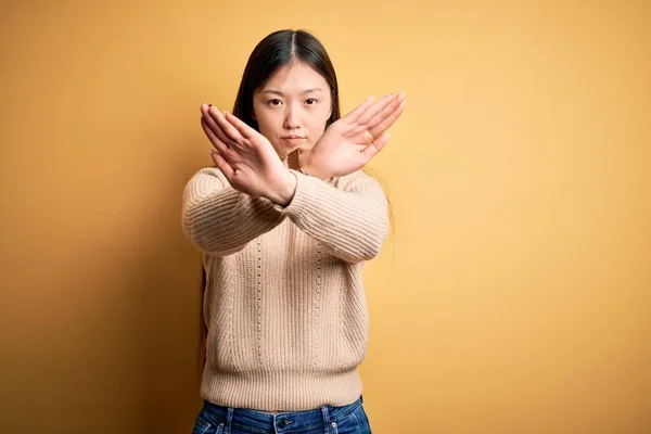 Giovane Bella Donna Asiatica Indossa Maglione Casual Sfondo Giallo Isolato — Foto Stock