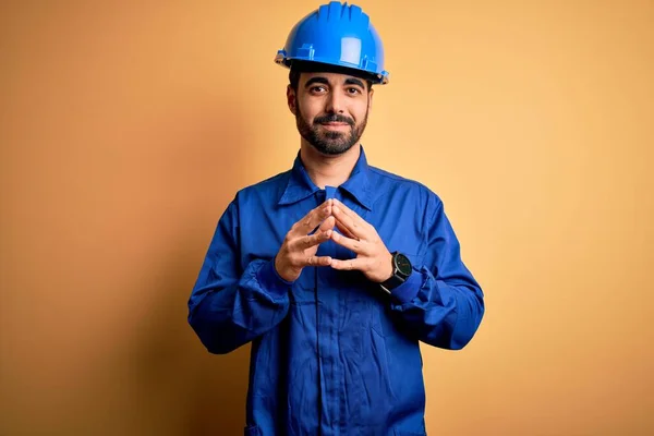 Mekaniker Man Med Skägg Bär Blå Uniform Och Skyddshjälm Över — Stockfoto