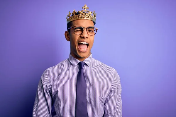 Jovem Homem Afro Americano Bonito Vestindo Coroa Ouro Rei Sobre — Fotografia de Stock