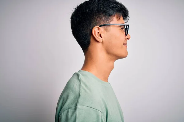 Mladý Pohledný Muž Nosí Ležérní Tričko Brýle Přes Izolované Bílé — Stock fotografie