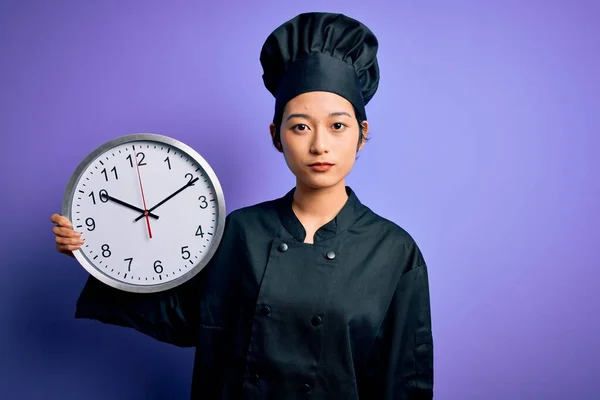 Joven Chef Chino Mujer Con Uniforme Cocina Sombrero Celebración Reloj —  Fotos de Stock