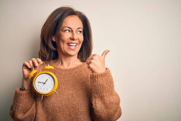 Middelbare Leeftijd Brunette Vrouw Houden Clasic Wekker Geïsoleerde Achtergrond Glimlachen — Stockfoto