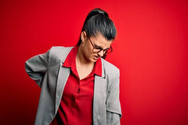 Jovem Bela Mulher Negócios Morena Vestindo Jaqueta Óculos Sobre Fundo — Fotografia de Stock