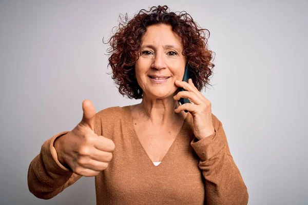 Orta Yaşlı Kıvırcık Kadın Beyaz Arka Planda Akıllı Telefondan Konuşuyor — Stok fotoğraf