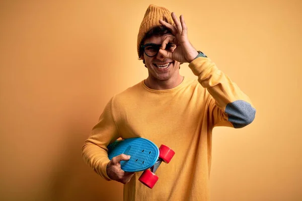 Jovem Estudante Bonito Homem Segurando Skate Vestindo Óculos Sobre Fundo — Fotografia de Stock