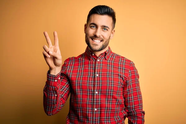 Junger Gutaussehender Mann Lässigem Hemd Der Vor Isoliertem Gelben Hintergrund — Stockfoto