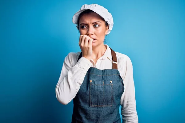 Jonge Mooie Bakker Vrouw Met Blauwe Ogen Dragen Schort Pet — Stockfoto