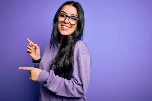 Joven Morena Con Gafas Sobre Fondo Aislado Morado Sonriendo Mirando —  Fotos de Stock