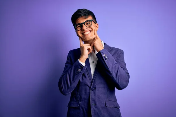Mladý Pohledný Obchodník Bundě Brýlích Izolovaném Purpurovém Pozadí Usmívá Otevřenými — Stock fotografie