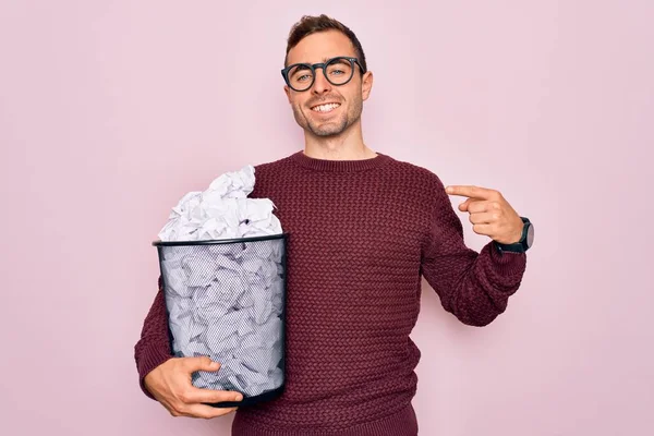 Hombre Guapo Con Ojos Azules Usando Gafas Sosteniendo Cubo Papel —  Fotos de Stock