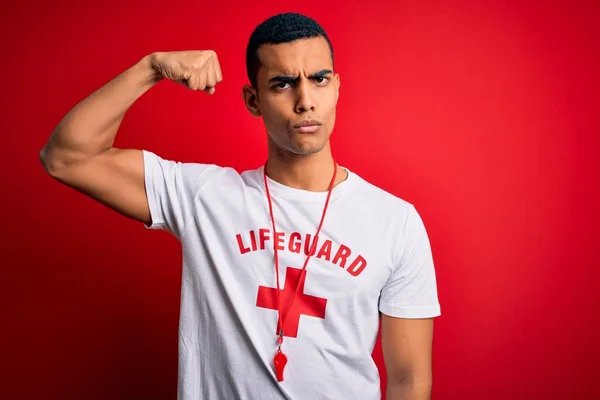 Jovem Bonito Homem Salva Vidas Afro Americano Vestindo Camiseta Com — Fotografia de Stock