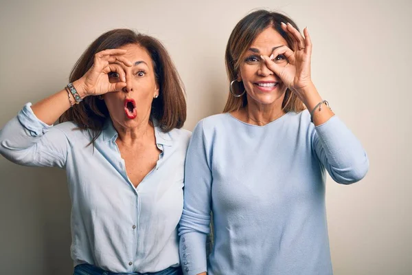 Middle Age Beautiful Couple Sisters Standing Isolated White Background Doing — Stock Photo, Image