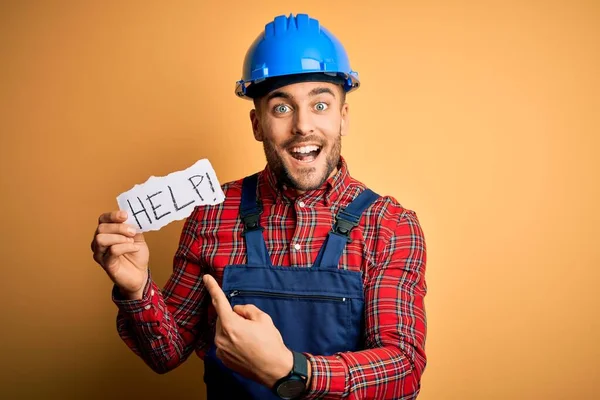 Jovem Construtor Homem Vestindo Capacete Segurança Oferecendo Ajuda Apoio Sobre — Fotografia de Stock