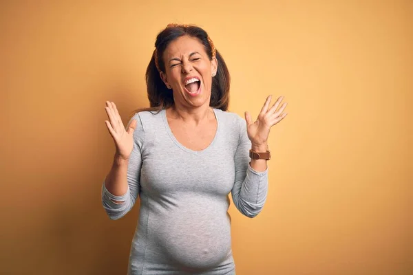 Беременная Женщина Среднего Возраста Ожидающая Ребенка Возрасте Празднует Сумасшедший Сумасшедший — стоковое фото