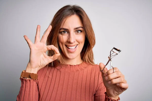 Ung Vacker Brunett Kvinna Med Ögonfrans Locktång Över Isolerad Vit — Stockfoto