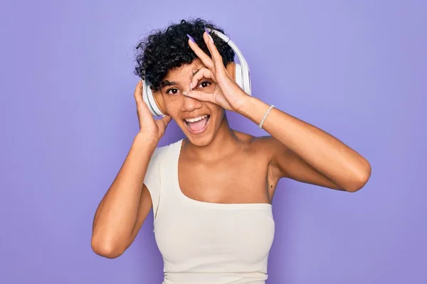 Mulher Americana Africana Bonita Ouvindo Música Usando Fones Ouvido Sobre — Fotografia de Stock