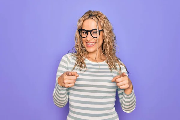 Hermosa Mujer Rubia Vistiendo Camiseta Rayas Casuales Gafas Sobre Fondo — Foto de Stock