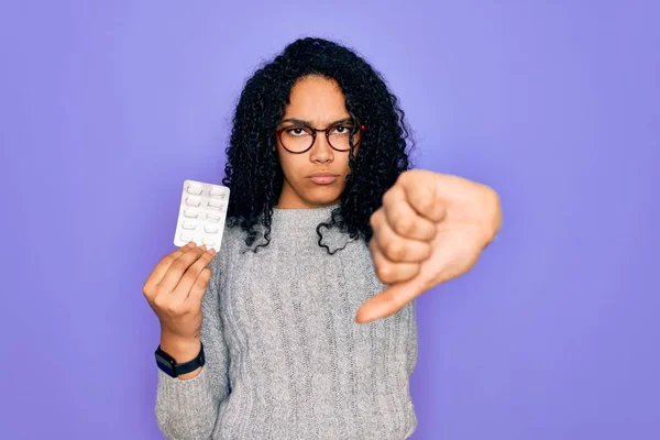 Jonge Afro Amerikaanse Krullenbol Vrouw Met Pillen Staande Geïsoleerde Paarse — Stockfoto