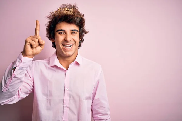 Joven Hombre Guapo Con Corona Rey Pie Sobre Fondo Rosa — Foto de Stock