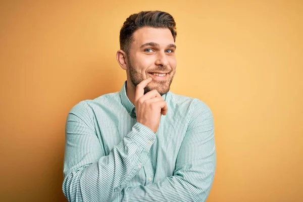 Jovem Homem Negócios Com Olhos Azuis Vestindo Elegante Camisa Verde — Fotografia de Stock