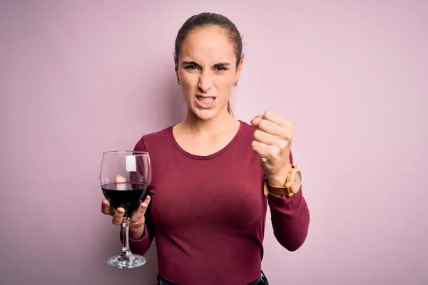 Junge Schöne Frau Trinkt Glas Mit Rotwein Über Isoliertem Rosa — Stockfoto