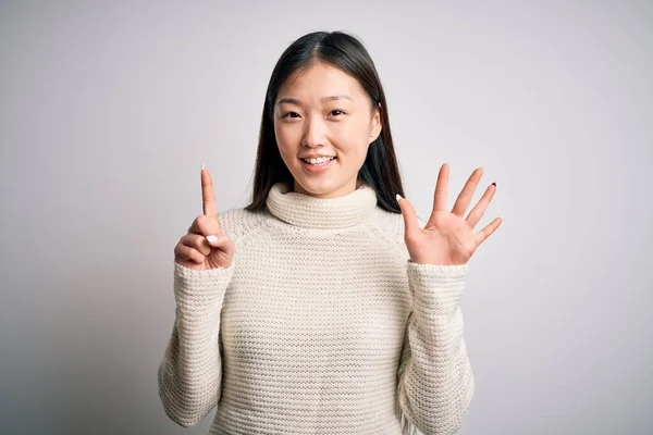 Jonge Mooie Aziatische Vrouw Dragen Casual Trui Staan Geïsoleerde Achtergrond — Stockfoto