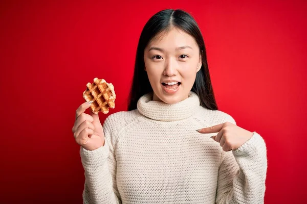 Jovem Asiático Mulher Comer Doce Saboroso Belgas Waffle Sobre Vermelho — Fotografia de Stock