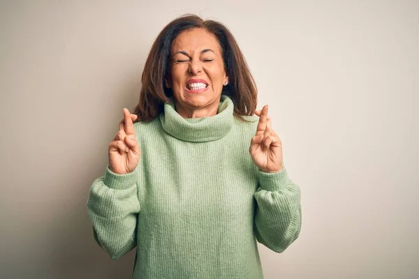 Schöne Frau Mittleren Alters Lässigem Rollkragenpullover Über Isoliertem Weißem Hintergrund — Stockfoto