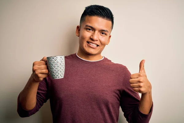 Jovem Homem Latino Bonito Beber Xícara Café Sobre Fundo Branco — Fotografia de Stock