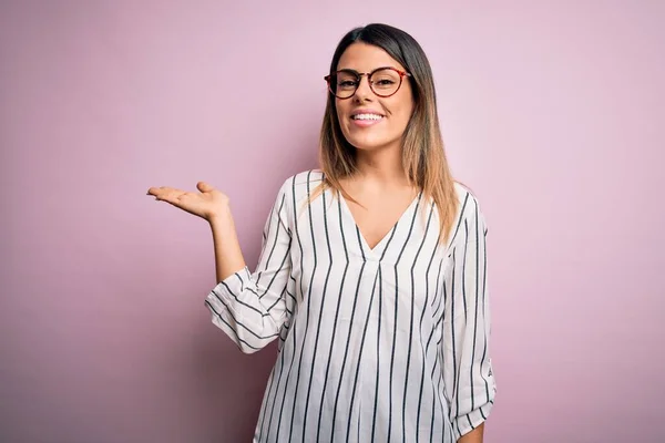 Jonge Mooie Vrouw Draagt Casual Gestreepte Shirt Bril Roze Achtergrond — Stockfoto