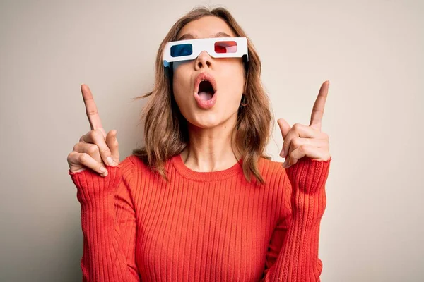 Chica Rubia Joven Con Gafas Cine Sobre Fondo Aislado Sorprendido — Foto de Stock