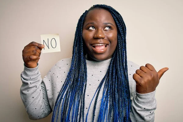 Jonge Afro Amerikaanse Size Vrouw Met Vlechten Vasthouden Herinnering Papier — Stockfoto