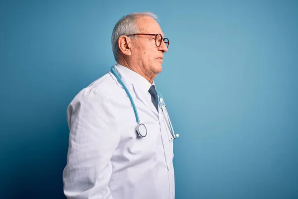 Homem Médico Cabelos Grisalhos Sênior Vestindo Estetoscópio Casaco Médico Sobre — Fotografia de Stock