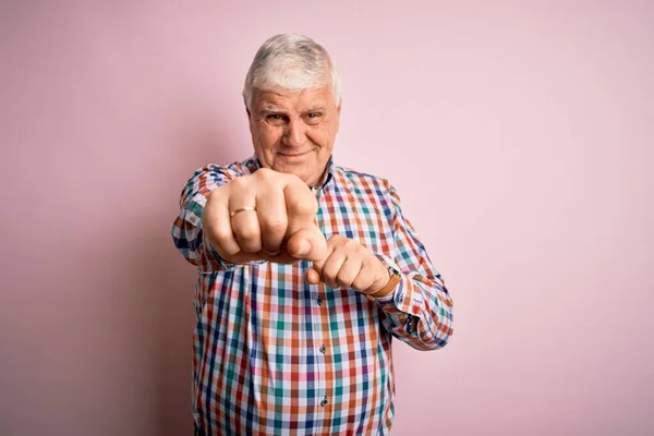 Homme Sénior Séduisant Portant Une Chemise Colorée Décontractée Sur Fond — Photo