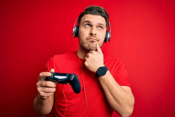 Young Gamer Man Blue Eyes Playing Video Games Using Gamepad — Stock Photo, Image