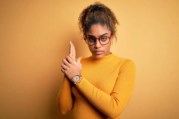 Jovem Bela Menina Afro Americana Vestindo Suéter Óculos Sobre Fundo — Fotografia de Stock