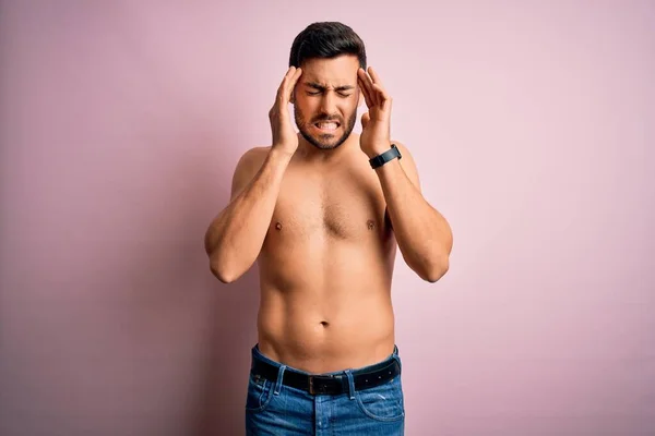 Joven Hombre Fuerte Guapo Con Barba Sin Camisa Pie Sobre —  Fotos de Stock