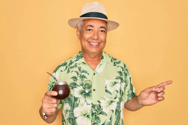 Homem Cabelos Grisalhos Sênior Meia Idade Usando Chapéu Verão Bebendo — Fotografia de Stock