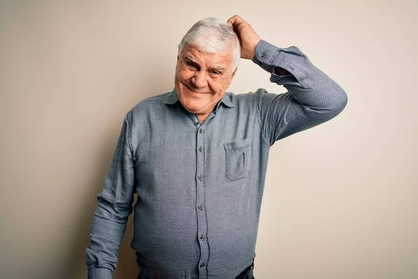 Üst düzey yakışıklı beyaz gömlekli adam izole edilmiş beyaz arka planda dikiliyor ve soru sormayı merak ediyor. Şüpheyle kararsız, kafa kafaya düşünerek. Düşünceli kavram.